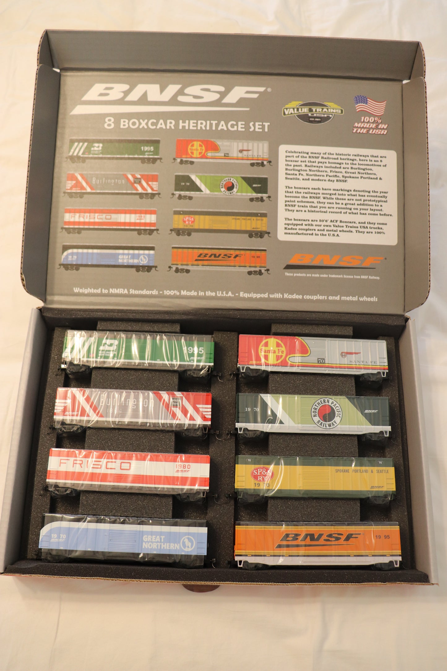 Value Trains BNSF 8 Boxcar Heritage Set #10205