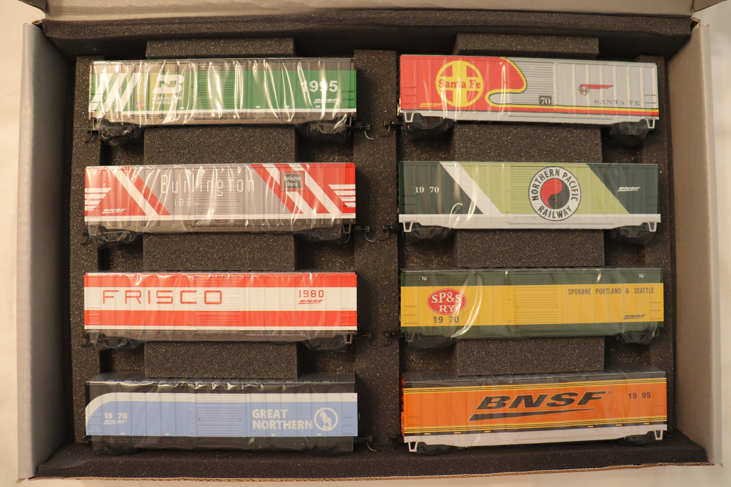 Value Trains BNSF 8 Boxcar Heritage Set #10205