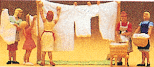 HO Scale Preiser Kg Women Hanging Laundry  #50